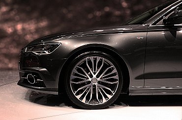 Německá chlouba rychle chudne. Zisky automobilek i nadále letí strmě dolů, elektromobily nevydělávají